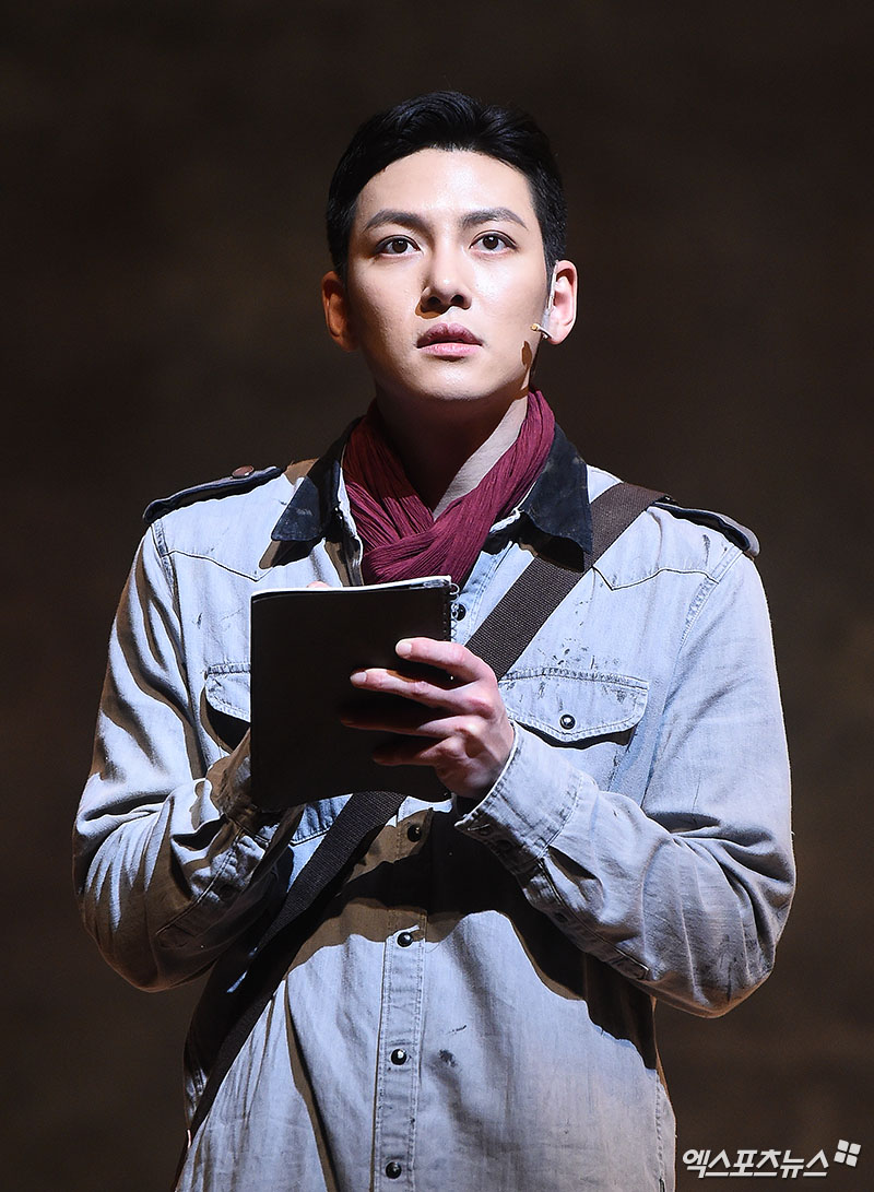 Ji Chang-wook, who attended the musical New School of the New Year press call held at BBCH Hall in Gwanglim Art Center, Sinsa-dong, Seoul on the afternoon of the 5th, is showing the stage.Still handsome.You were surprised to be so handsome.I have a sculpture.Visual shining on stage.A soldier.Snow Charisma.