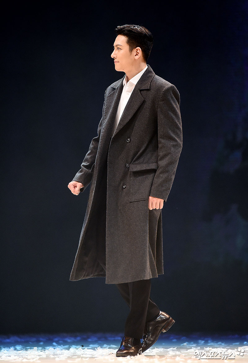 Ji Chang-wook, who attended the musical New School of the New Year press call held at BBCH Hall in Gwanglim Art Center, Sinsa-dong, Seoul on the afternoon of the 5th, is showing the stage.Still handsome.You were surprised to be so handsome.I have a sculpture.Visual shining on stage.A soldier.Snow Charisma.