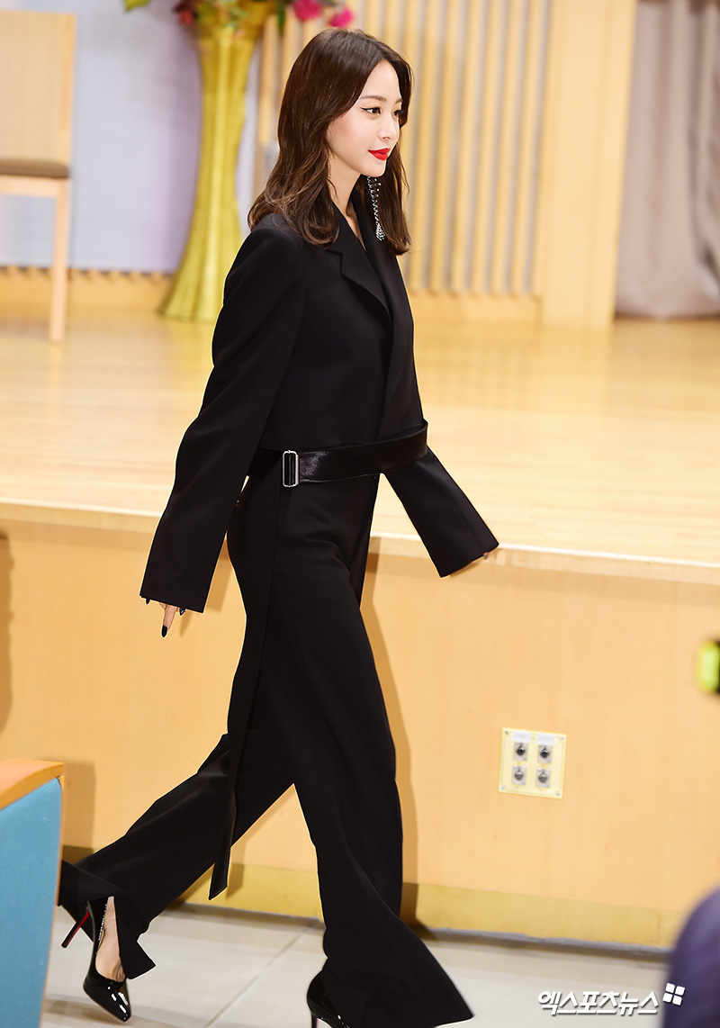 Han Ye-seul, who attended the SBS new drama Big Issue production presentation held at SBS office in Mok-dong, Seoul on the afternoon of the 6th, is entering.