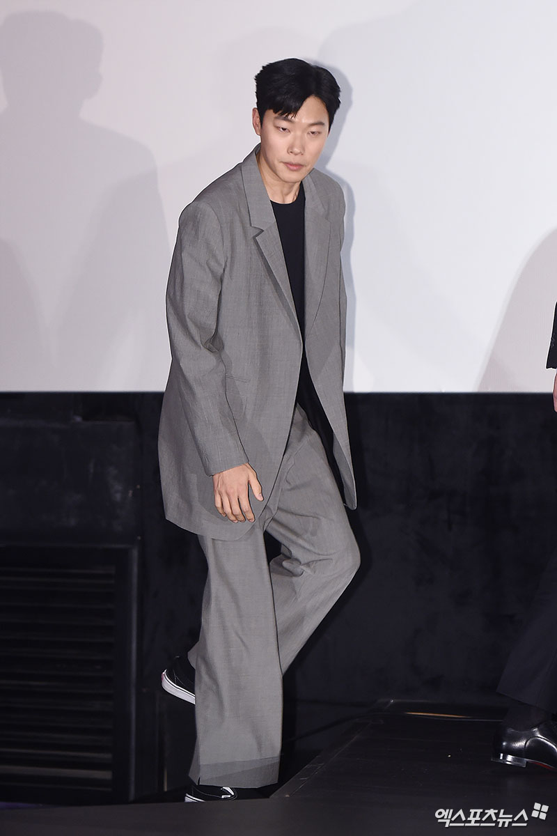 Actor Ryu Jun-yeol, who attended the premiere of the movie Don at Megabox Dongdaemun branch in Jung-gu, Seoul on the afternoon of the 6th, greets him.