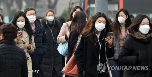 출근길 마스크는 '필수'      (서울=연합뉴스) 최재구 기자 = 서울을 비롯한 수도권과 전국 곳곳에 고농도 미세먼지 비상저감조치가 엿새째 발령된 6일 아침 마스크를 착용한 시민들이 서울 광화문역 근처에서 출근길 걸음을 재촉하고 있다. 2019.3.6      jjaeck9@yna.co.kr  (끝)