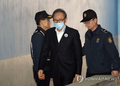 이명박 석방될 수 있을까 (서울=연합뉴스) 박동주 기자 = 110억원대 뇌물수수와 350억원대 다스 횡령 등 혐의로 구속기소 된 이명박 전 대통령이 6일 오전 서초구 서울고법에서 열린 속행공판에 출석하기 위해 호송차에서 내려 법정으로 향하고 있다. 법조계에 따르면 서울고법 형사1부는 이날 이 전 대통령의 항소심 속행 공판에서 보석(보증금 등 조건을 내건 석방) 허가 여부를 고지할 예정이다. 2019.3.6 pdj6635@yna.co.kr