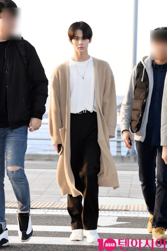 Singer Bae Jin Young is showing off his airport fashion by leaving for Japan through Incheon International Airport on the morning of the 7th.