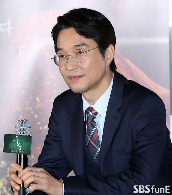 Actor Han Suk-kyu has a question and answer session at the premiere of the movie Idol at CGV Yongsan Ipark Mall in Yongsan-gu, Seoul on the afternoon of the 7th.