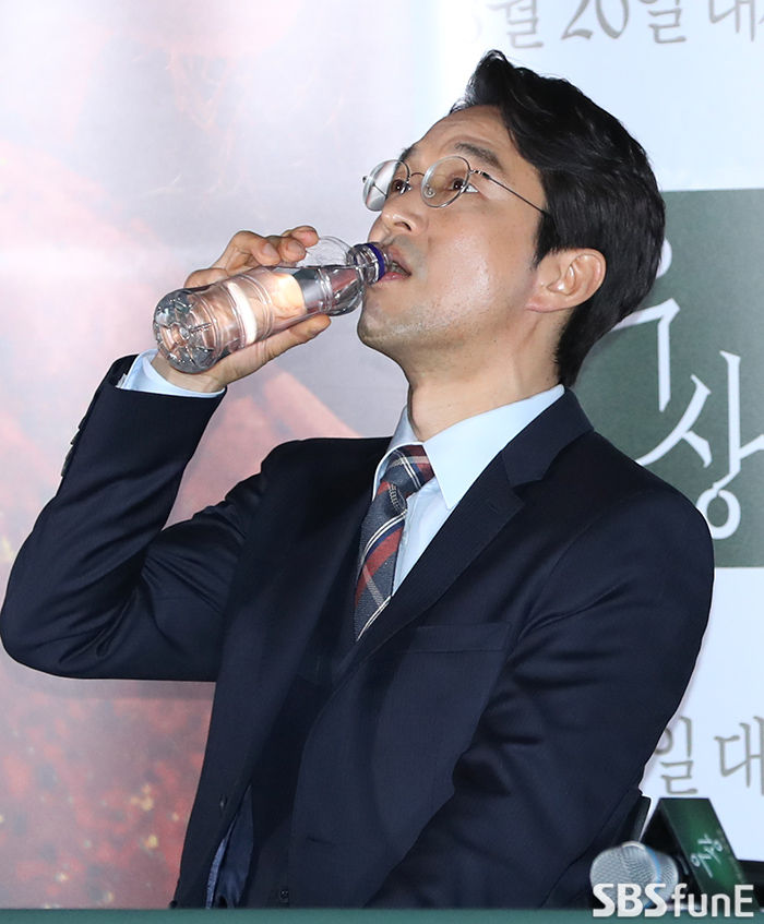 Actor Han Suk-kyu is drinking drinks at the premiere of the movie Idol at CGV Yongsan Ipark Mall in Yongsan-gu, Seoul on the afternoon of the 7th.