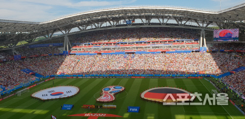 지난 6월27일 러시아 카잔의 카잔 아레나에서 열린 러시아 월드컵 한국-독일전 앞두고 양국 국기가 배치되고 있다. 카잔 | 김현기기자