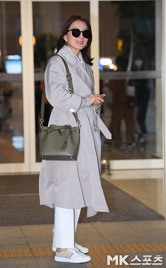 Actor Kim Hee-ae left for Bangkok, Thailand, on the morning of the 7th through the second terminal of Incheon International Airport.Kim Hee-ae, who heads to the departure hall with a bright expression.