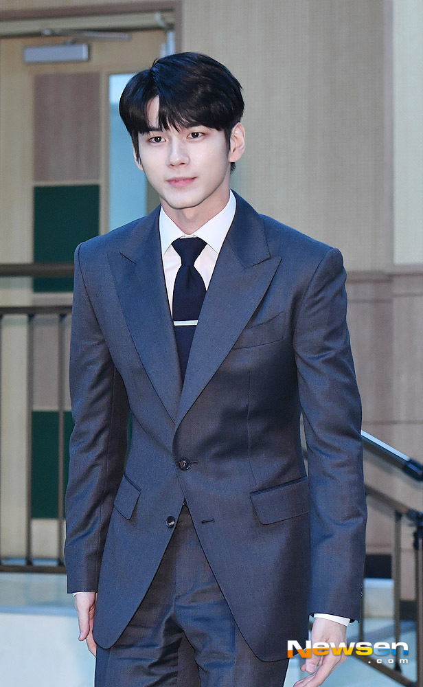 Ong Sung-woo, a former Wanna One, is entering the Incheon Superintendent Do Sung-hoon to receive a plaque at the 2019 Incheon Seoul Metropolitan Office of Education Promotion Ambassador Ceremony held at the Incheon Seoul Metropolitan Office of Education conference room in Namdong-gu, Incheon on March 7.useful stock