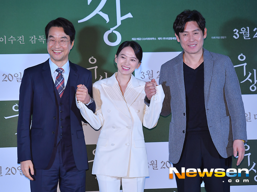 The movie Idol premiere was held at CGV Yongsan I-Park Mall in Yongsan-gu, Seoul on the afternoon of March 7Chun Woo-Hee Han Suk-kyu Sol Kyung-gu is responding to the photo pose.Actors Han Suk-kyu, Sol Kyung-gu, Chun Woo-Hee and director Lee Soo-jin attended the premiere.expressiveness