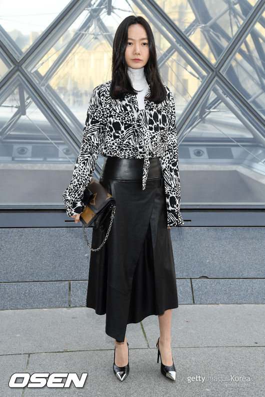 On Monday, Bae Doona took a photo time to attend 2019/2020 Paris Fashion Week Louis Vuitton Show in Paris, France, as a guest.