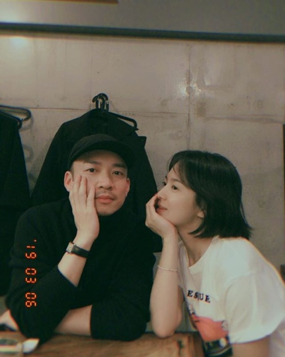 Song Hye-kyo, still innocent...the side of the picture is also perfect Actor Song Hye-kyo showed off her innocent Beautiful looks.Song Hye-kyo posted a picture on his instagram on the 7th with an article entitled Working with youke (working with Yusuke).The photo shows Song Hye-kyo and Japanese make-up artist Yusuke together. Song Hye-kyo captures the eye with her Beautiful looks even though she is dressed modestly.The netizens who watched this responded such as I am so tired, My face is preservative and I am pretty even if I do not decorate.On the other hand, Song Hye-kyo appeared in the cable channel tvN drama Boyfriend which last January.