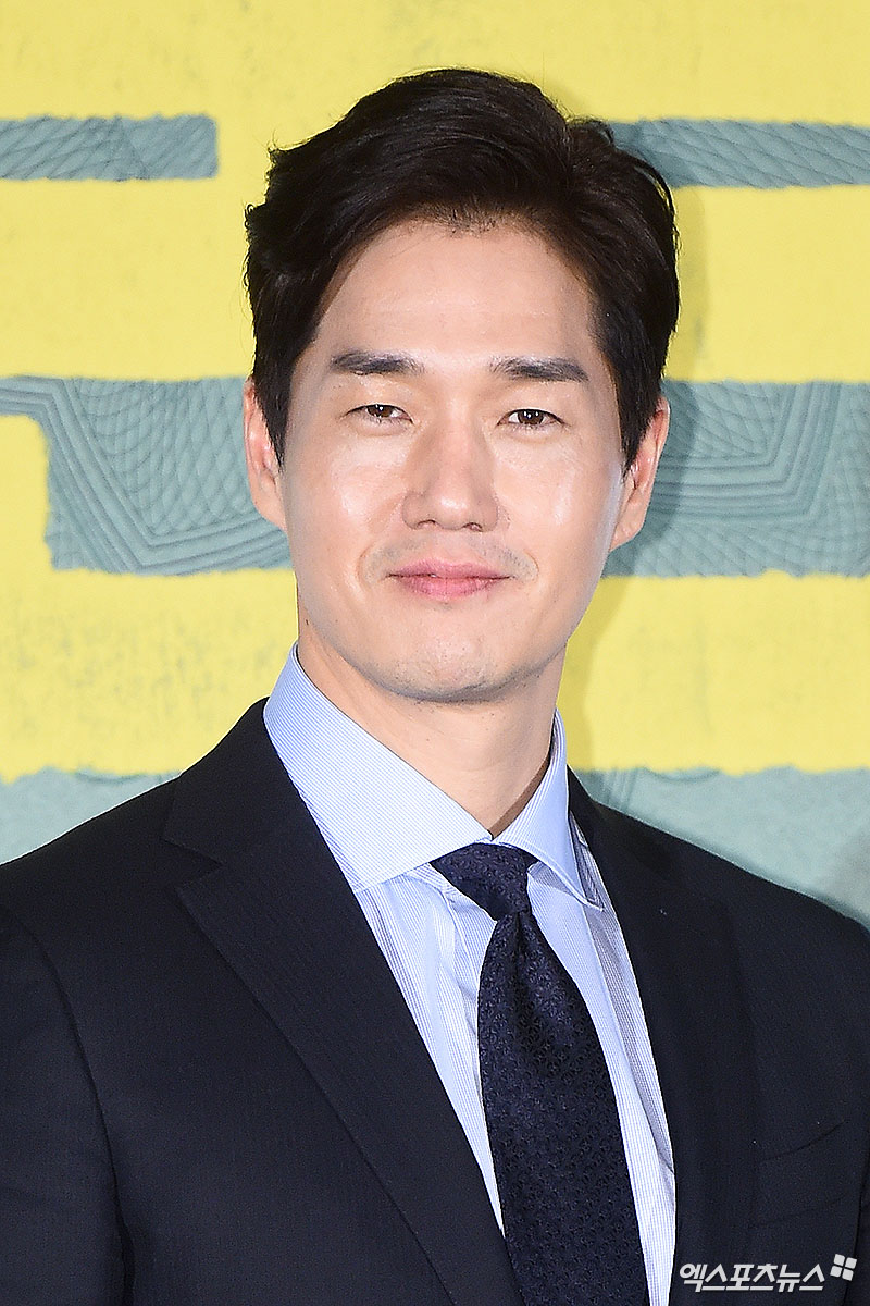 Actor Yoo Ji-tae poses at the premiere of the movie Don at Megabox Dongdaemun branch in Jung-gu, Seoul on the afternoon of the 6th.