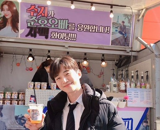 Lee Joon-ho, a member of Group 2PM and an actor, thanked Bae Suzy.Lee Joon-ho posted several photos on his SNS on the 8th with an article entitled I drank completely well, Bae Suzy, also a business partner. Thank you.The photo shows a coffee car with a placard saying Bae Suzy supports Junho! Confession Fighting!Lee Joon-ho even smiled brightly with a drink in front of a coffee tea sent by Bae Suzy.Meanwhile, Lee Joon-ho is about to broadcast the first TVN new Saturday drama Confession on the 23rd.Confession is a drama about the story of those who follow the truth hidden in the principle of absence of sunlight that can not be dealt with again.Lee Joon-ho plays Choi Do-hyeon, who became a lawyer to save his death row father.Photo: Lee Joon-ho Instagram