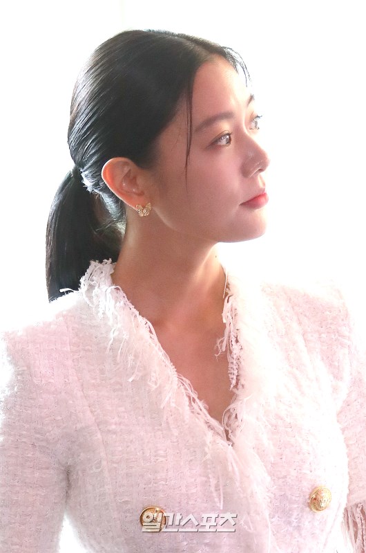 Clara poses at a photo-time event held in a fan signing.