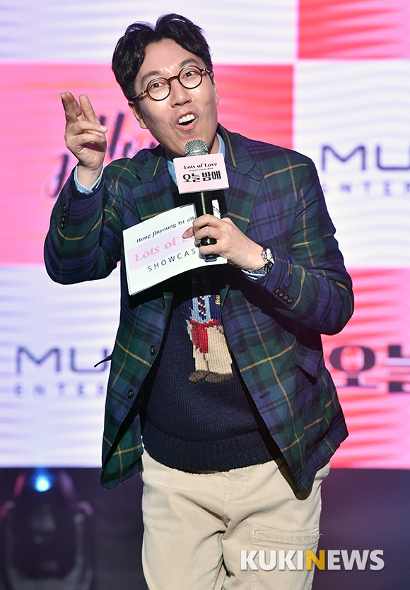 Broadcaster Kim Young-chul is performing at the first regular album Lots of Love (Lots of Love) at Mary Hall, Sogang University, Baekbeom-ro, Seoul on the afternoon of the 8th.The album included a total of 13 songs, including the title song Tonight (Love Tonight), Sudna, Spring and Tear Rain.