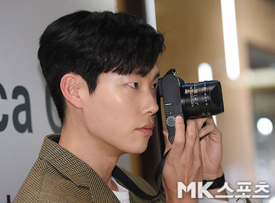 Actor Ryu Jun-yeol poses at a launch event for a German luxury camera brand held at Gangnam branch of Shinsegae Department Store in Seoul on the afternoon of the 8th.