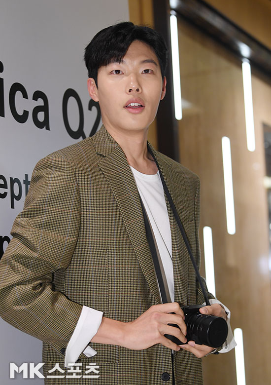 Actor Ryu Jun-yeol poses at a launch event for a German luxury camera brand held at Gangnam branch of Shinsegae Department Store in Seoul on the afternoon of the 8th.