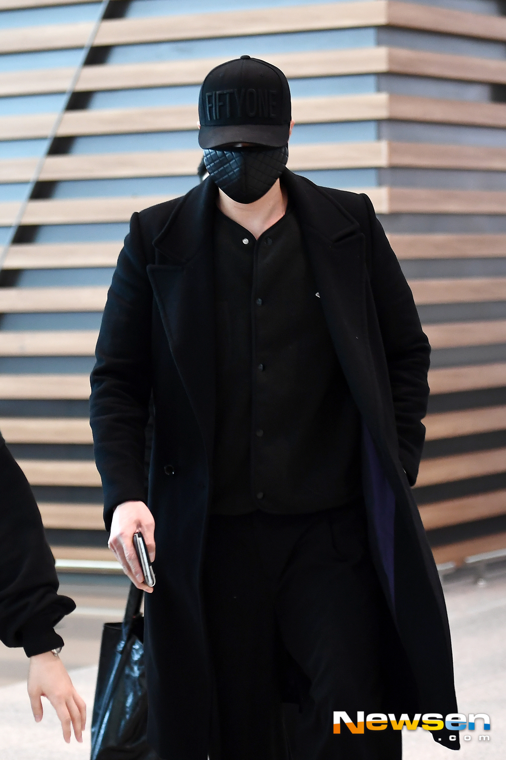 Actor So Ji-sub departed from Korea on March 8 at the Incheon International Airport in Unseo-dong, Jung-gu, Indonesia, for the overseas schedule of the 2019 So Ji-sub Asian fan meeting tour Hello in Jakarta, Indonesia.exponential earthquake