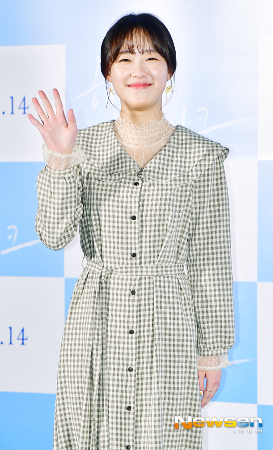 The premiere of the movie Hitch Hike was held at the entrance of Lotte Cinema Counter in Jayang-dong, Gwangjin-gu, Seoul on March 8th.Kim Go-eun was present on the day.Jang Gyeong-ho