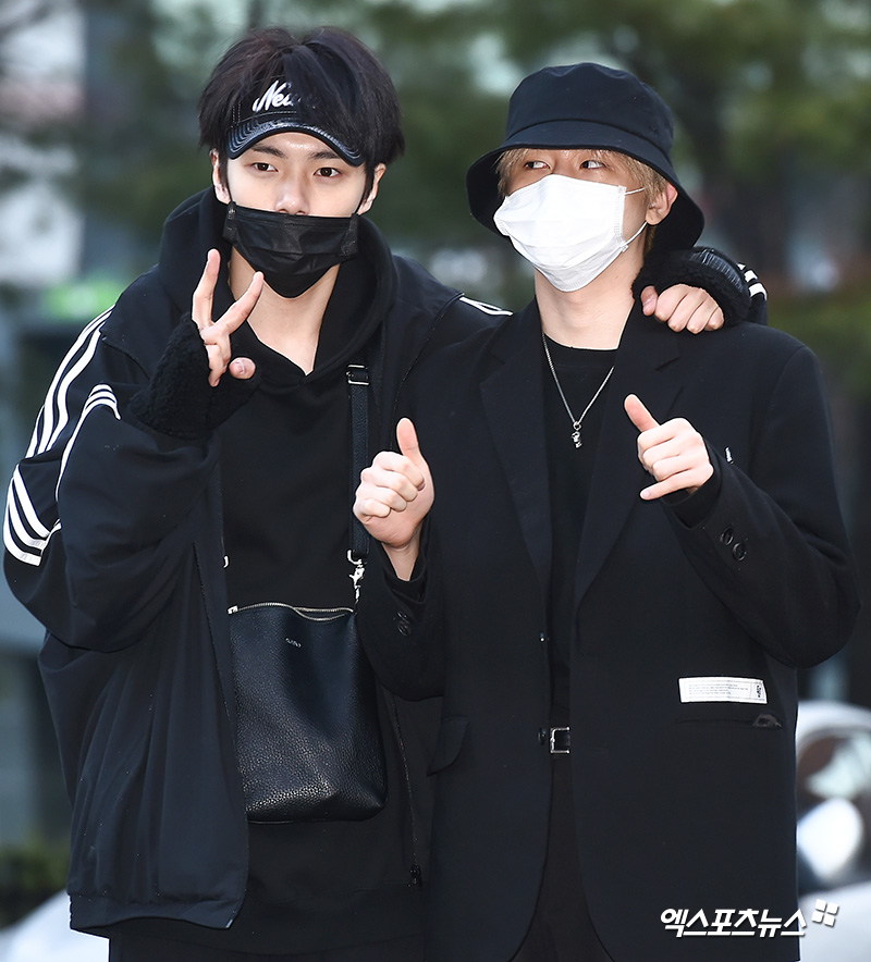 Monsta X Minhyuk and IM who attended the rehearsal of KBS 2TV Music Bank held at the KBS New Hall in Yeouido-dong, Seoul on the 8th have photo time on their way to work.
