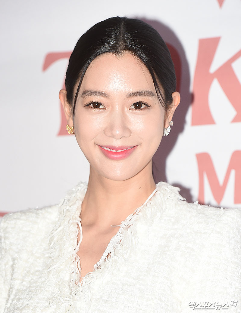 Clara, a broadcaster who attended the launch of a new product brand at Lotte Department Store in Sogong-dong, Seoul on the afternoon of the 8th, poses.