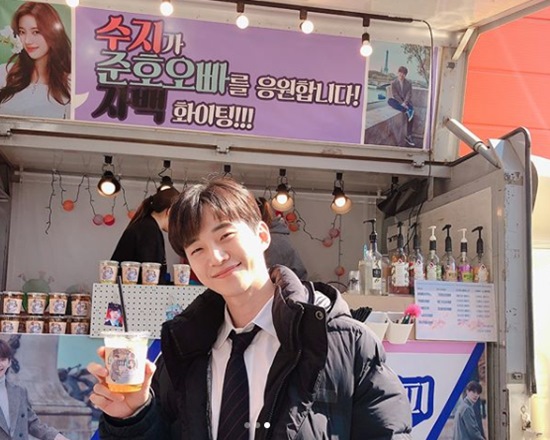 Lee Joon-ho certifies Bae Suzys coffee tea giftLee Joon-ho posted a photo on his instagram on the 8th with an article entitled I drank it completely well, business partner, thank you.Lee Joon-ho in the public photo is smiling with a coffee cup in the car.In another photo, Lee Joon-ho poses in front of a coffee car presented by Bae Suzy, with the phrase Bae Suzy supports Junho.Meanwhile, Lee Joon-ho will appear on the TVN drama Confession which will be broadcasted on the 23rd.Photo: Lee Joon-ho SNS