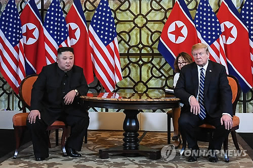 단독 정상회담 중 심각한 표정의 트럼프-김정은 (하노이 AFP=연합뉴스)