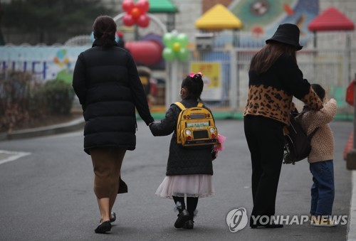 사립유치원 정상 개원 (서울=연합뉴스) 서명곤 기자 = 5일 오전 한국유치원총연합회(한유총)이 유치원 개학연기를 철회하면서 서울 시내 한 사립유치원에서 원생들이 등원하고 있다.  2019.3.5 seephoto@yna.co.kr