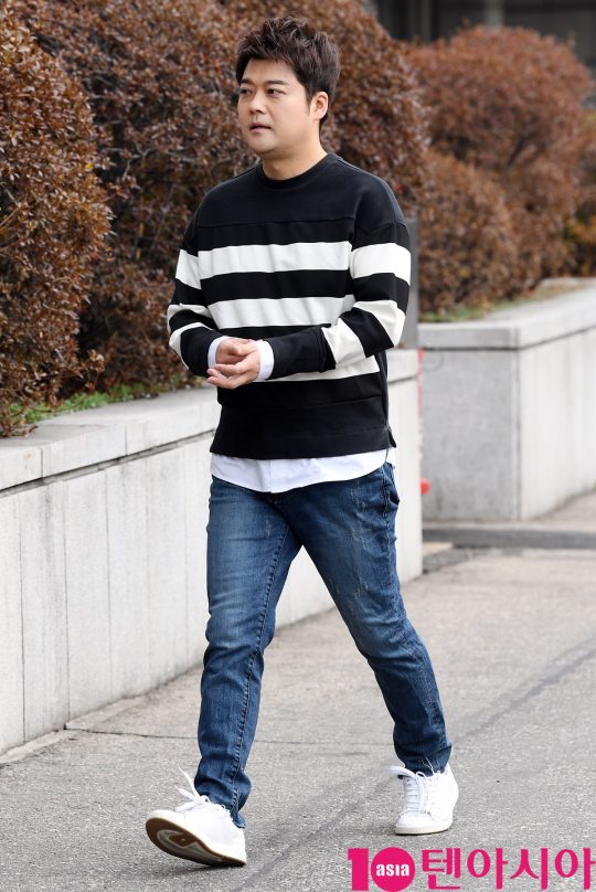 Broadcaster Jun Hyun-moo is attending the recording of KBS Entertainment Happy Together 4 at the KBS annex in Yeouido, Seoul on the morning of the 9th.