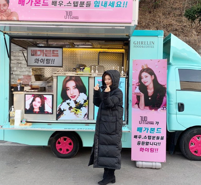 <p>9, Bae Suzy is - rendering failedalong with several published.</p><p>Public photo belongs to Bae Suzy is the one in the cafe coffee milk tea with a beard. Bae Suzy is flawless skin and Goddess, Beautiful looks, and eye-catching.</p><p> This day posted another photo Bae Suzy is JYP actor is Vagabond shooting spent on Iced coffee and authentication. Bae Suzy is the Iced coffee in front of a finger create, and gratitude.</p><p>Bae Suzy is Lee Seung GI with SBS Vagabond. Coming March 5 broadcast.</p>