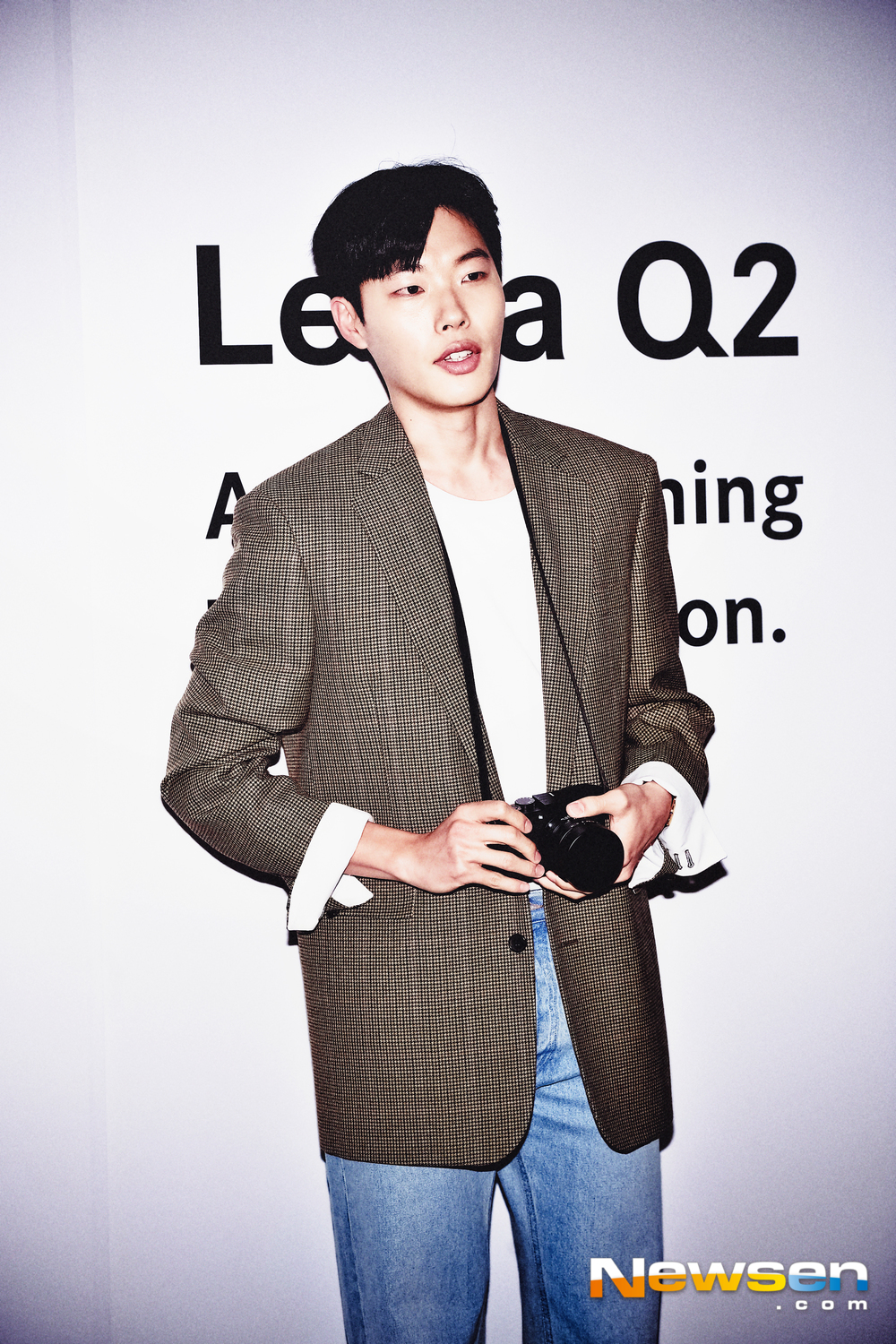On March 8, a photo event commemorating the launch of a new 100-year-old German luxury Leica camera was held at Shinsegae Department Store Gangnam Store.On this day, Actor Ryu Jun-yeol is attending and posing.Lee Jae-ha