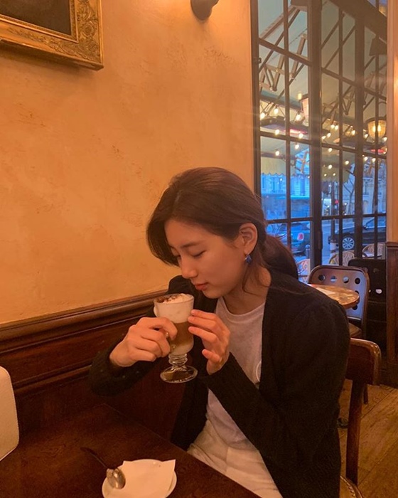Bae Suzy posted three photos on her instagram on the 9th with an article entitled Failure to direct.In the photo, Bae Suzy holds a drink with Cream on it; another photo shows Cream buried in his face, making a embarrassed laugh.The beauty of Bae Suzy, which shines even in the unpretentious appearance, catches the eye.Meanwhile, Bae Suzy is in the midst of shooting SBS new drama Bae Bond scheduled to be broadcast in May.