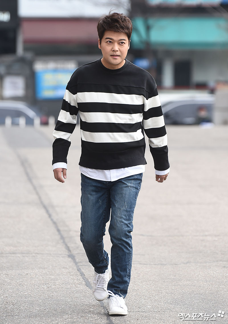 Jun Hyun-moo, a broadcaster who attended the KBS 2TV Happy Together 4 recording at the KBS annex in Yeouido-dong, Seoul on the morning of the 9th, is posing on his way to work.