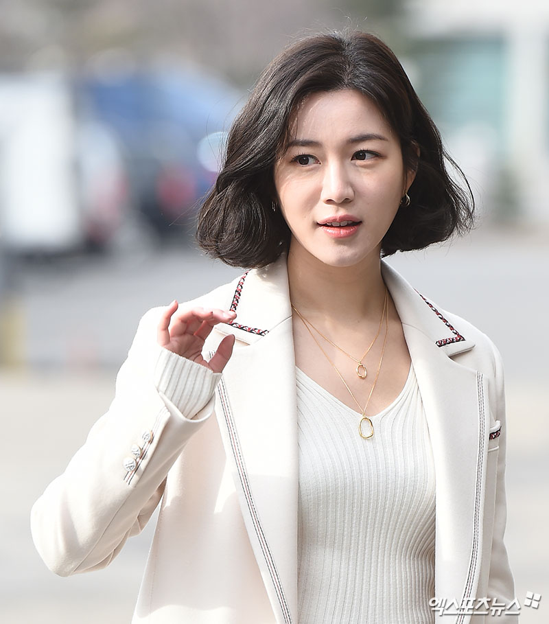 Actor Lee Da-in, who attended the KBS 2TV Happy Together 4 recording at the KBS annex in Yeouido-dong, Seoul on the morning of the 9th, is posing on his way to work.