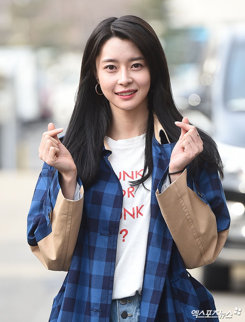 Hello Venus Europe, who attended the KBS 2TV Happy Together 4 recording at the KBS annex in Yeouido-dong, Seoul on the morning of the 9th, is posing on his way to work.