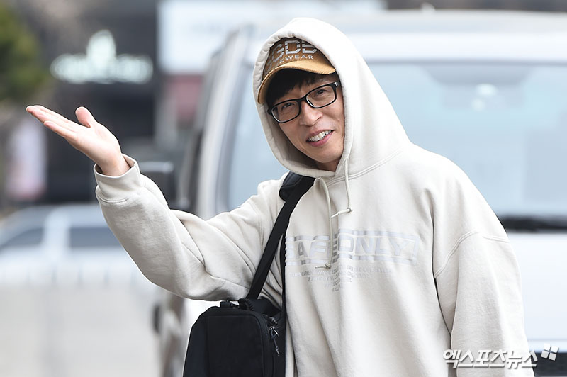 Yoo Jae-Suk, a broadcaster who attended the KBS 2TV Happy Together 4 recording at the KBS annex in Yeouido-dong, Seoul on the morning of the 9th, is posing on his way to work.