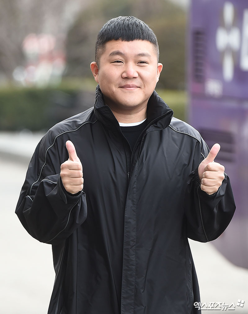 Jo Se-ho, a comedian who attended the KBS 2TV Happy Together 4 recording at the KBS annex in Yeouido-dong, Seoul on the morning of the 9th, is posing on his way to work.