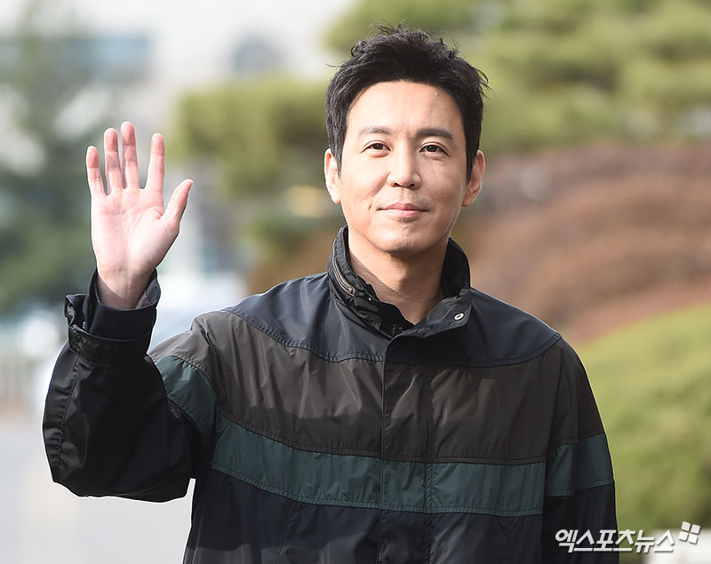 Actor Choi Won-young, who attended the KBS 2TV Happy Together recording at the KBS annex in Yeouido-dong, Seoul on the morning of the 9th, is posing on his way to work.