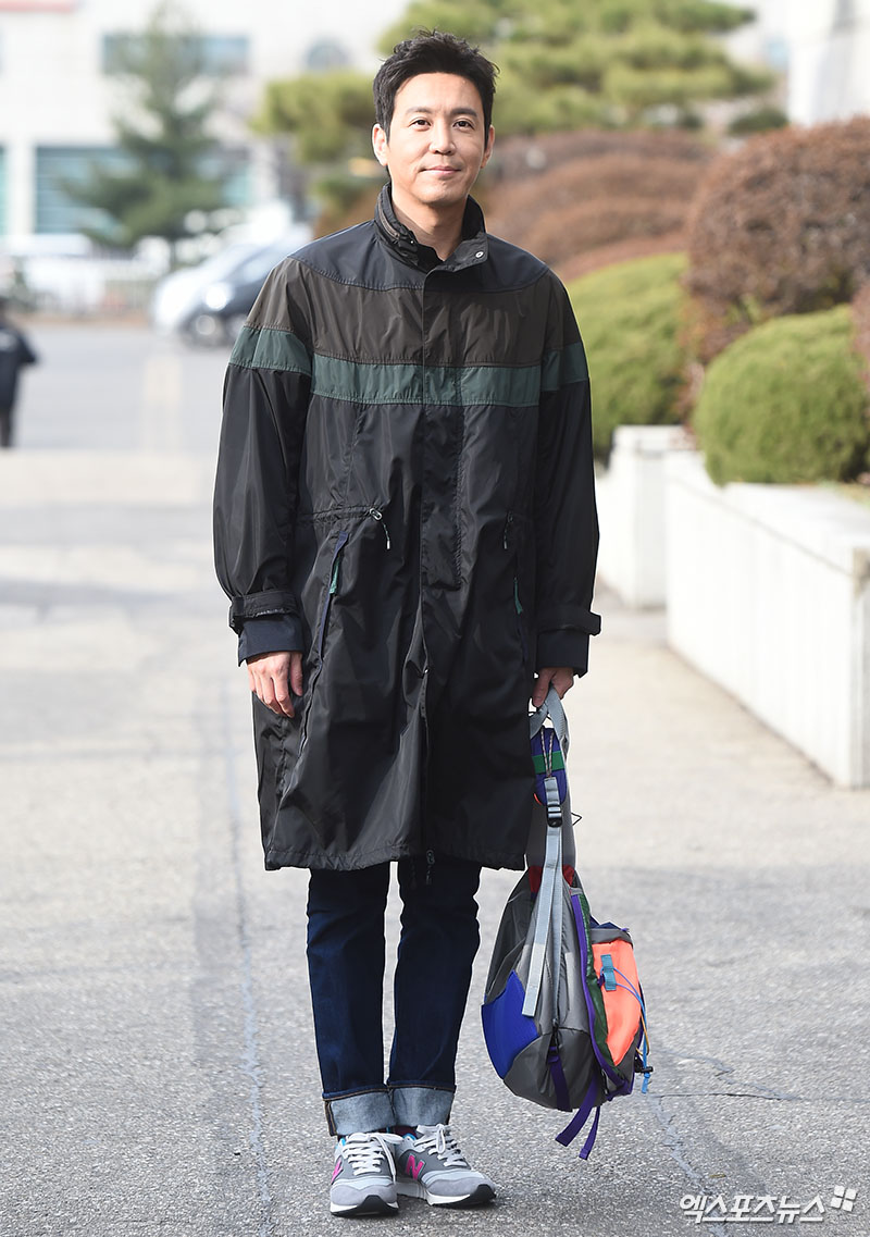 Actor Choi Won-young, who attended KBS 2TV Happy Together 4 recording at KBS annex in Yeouido-dong, Seoul on the morning of the 9th, is posing on his way to work.