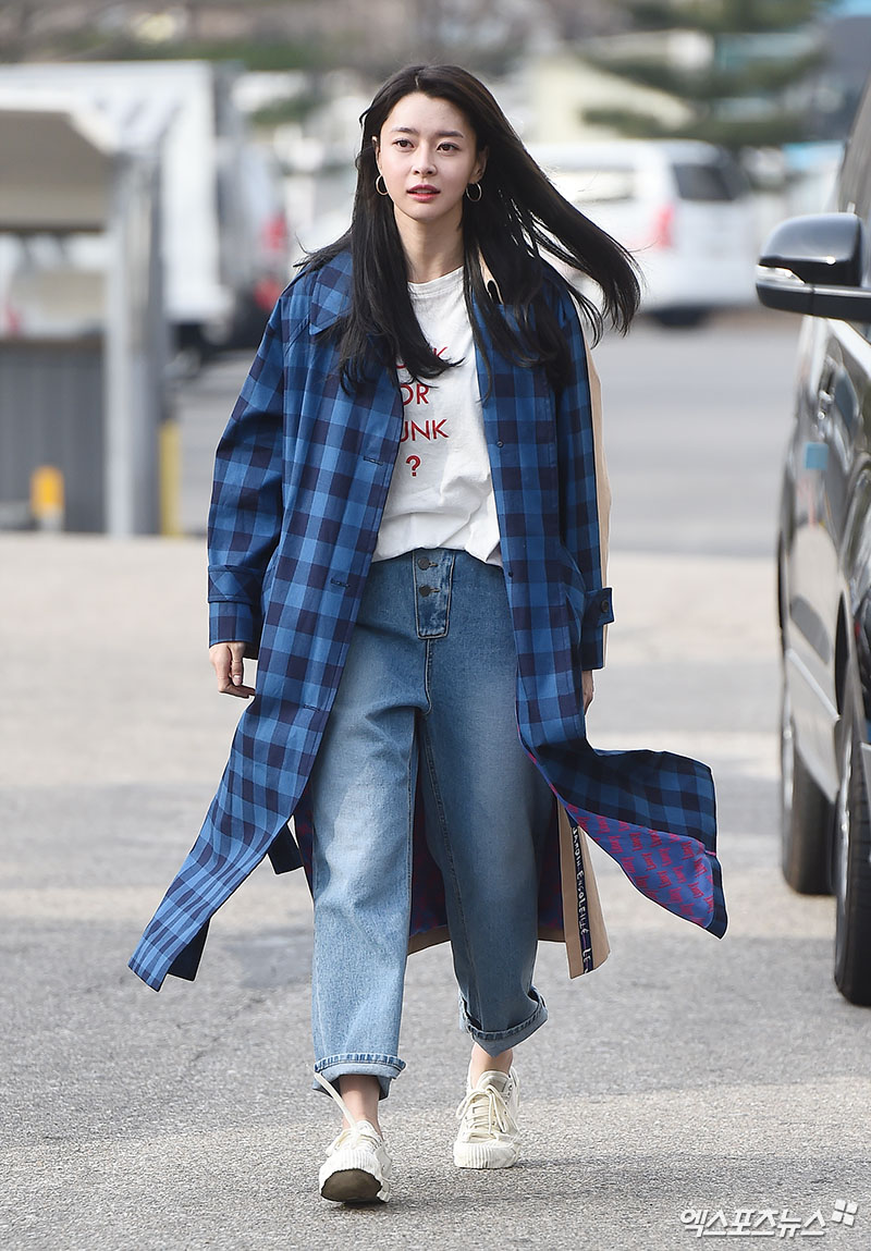 Hello Venus Europe, who attended the KBS 2TV Happy Together 4 recording at the KBS annex in Yeouido-dong, Seoul on the morning of the 9th, is posing on his way to work.