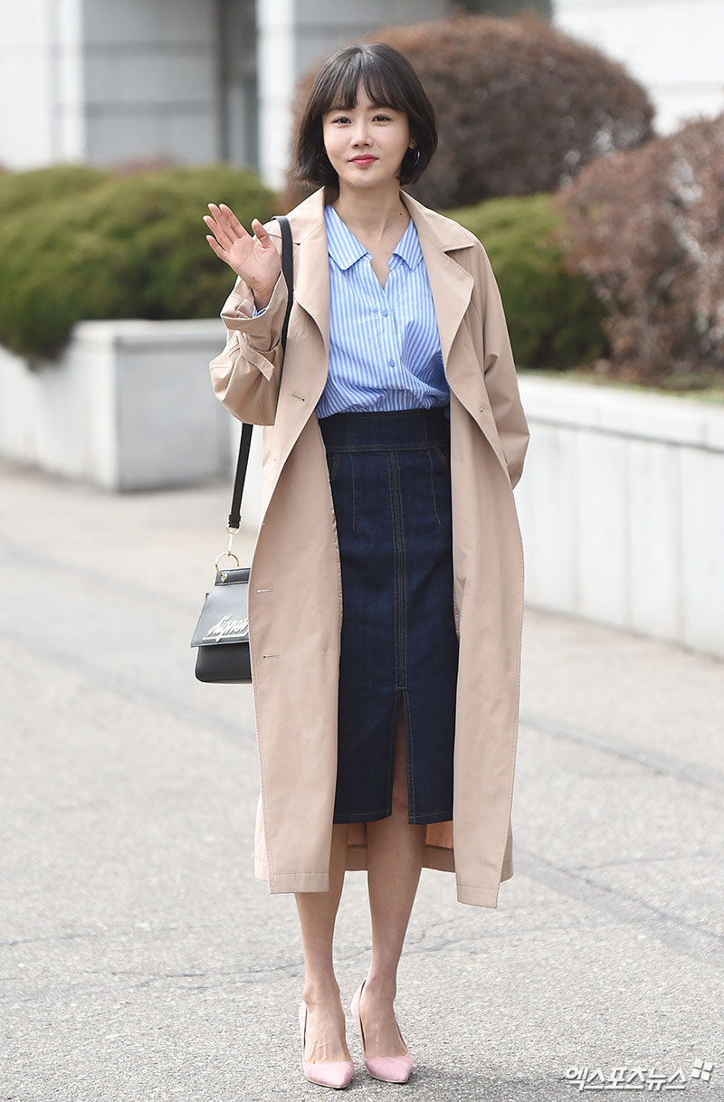 Actor Hwang Woo-seul-hye, who attended the KBS 2TV Happy Together 4 recording at the KBS annex in Yeouido-dong, Seoul on the afternoon of the 9th, is posing on his way to work.