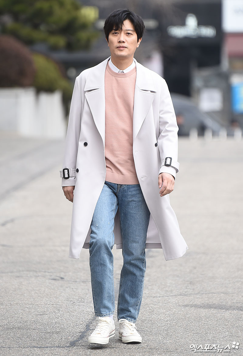 Actor Hee-soon Park, who attended KBS 2TV Happy Together 4 recording at KBS annex in Yeouido-dong, Seoul on the afternoon of the 9th, is posing on his way to work.
