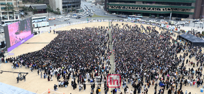BTS has distributed 10,000 fine dust masks at the 5th outdoor Event of the official fan club ARMY.BTS agency Big Hit Entertainment paid one fine dust mask to 10,000 fans who attended Run ARMY in ACTION, a fan Event of BTS held at Seoul Plaza in front of Seoul City Hall at 3 p.m. on the 10th.Ryuria, who lives in Suwon, received a mask and said, I am grateful for the careful consideration of the host.I am satisfied that I am taking care of my fans, not only masks but also giving raincoats on rainy days, he said.While fine dust and ultrafine dust are normal, we have prepared a mask that blocks fine dust and dust as the square is made up of sandy fields and an outdoor Event, an agency official said.Run Ami in Action is part of a fan Event called ARMYPEDIA, which started on the 22nd of last month.Amipedia is a compound word of ARMY, the official fan club name of BTS, and Wikipedia, an online encyclopedia, which means a digital archive of BTS made with fans.BTS is a way for fans to find and take photos and quizze 2080 QR codes distributed to seven cities around the world, including Seoul, LA, New York, Paris, London, Tokyo and Hong Kong.2080 is the combined number from June 13, 2013, the debut date of BTS, to February 21, 2019, the start date of Amipedia.BTS will hold ARMY UNITED in SEOUL (Ami United in Seoul), the second offline Event of Amipidia, at the cultural stockpile base in Mapo-gu, Seoul on the 23rd.hyeon-taek Park