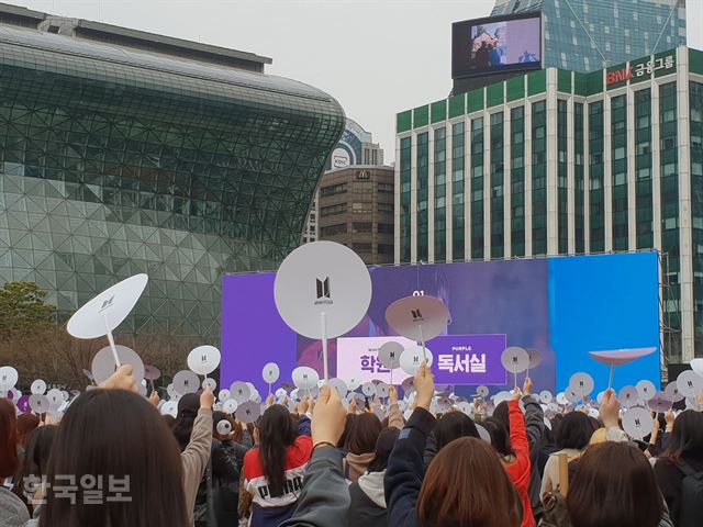 BTS fandom to where...Ami 10,000 gathered at outdoor eventsWhere did Jungkook say he was going to his mother? The quiz about idol group BTS appeared on the big screen at 3 p.m. on the 10th at the City Hall Plaza in Jung-gu, Seoul.It was a question about the rap content of Jungkook, a member of the groups hit song No More Dream, and it was a problem that could not be solved without knowing the lyrics OK, Mom is going to the reading room now.The way it looked, the academy and the reading room came out, and if you think the answer is the reading room, you can take the purple front of the debt you received at the event hall and think of it as a school, you can do the opposite.As soon as a woman had a problem, she stretched the front of the fan over her right hand.The fit was not Korean: Mr. Desre, 29, from United States of America, a foreign BTS fan.Mr. Desre, who teaches English at an elementary school in Suwon, unblocked BTS quizzes as much as a Korean fan.Before the quiz, BTS hit song Burning Up Music Video appeared on the screen, and he sang songs without hesitation along with the Korean lyrics Blow all the buds.The airstrikes of fine dust also prevented the enthusiasm of overseas fans toward BTS. Desre visited the square with his fellow English teacher, Alisa, 29, with Amibam (BTS cheering stick).It was to participate in the event Run ARMY in Action, which is aimed at five BTS fan club Ami.Run Amid Action is also one of the outdoor events of AMIPEDIA, a compound word of AMI and the online encyclopedia Wikipedia.It is a World-sized event that solves the problem of BTS fans based on the record of 2,080 days from June 13, 2013 to February 21, 2013, which is the group debut date.It is a way to solve problems by finding QR codes attached to online, Yakult mobile carts, large electric signboards in the city, and telephone boxes.It is an event that BTS will build a history of the group together with Ami, a fandom, on-line and off-line.Foreign fans of BTS were amazed at the K-pop event they enjoyed outdoors.Ive never seen such a fan culture before, said Stories (31), an English teacher who has been in Korea for three years since United States of America. Its really interesting to have BTS quizzes and enjoy songs with fans, he laughed.The word Ami is a family came out in the mouth of Foreign Ami.Foreign fans who failed to enter the event because they could not get tickets unpacked the BTS quiz together outside.I like BTS, said Sabrina, 21, a German who came to Korea University as an exchange student. It was really amazing to have an event to solve problems by finding QR codes.10,000 BTS fans gathered at the event.The fans prospect is that BTSs Amipedia event will be melted into the album in the first half of this year as soon as possible.RM, a member of BTS, attended the 61st Grammy Awards held at the United States of America Los Angeles Staples Center last month and interviewed foreign media, saying, The new album is a concept of reward (for Ami).Amipedia and the new album are interactive work that fans and BTS make together.The recent mention of BTS in a new song by the United States of America idol group New Kids on the Block, which enjoyed World popularity in the 1990s, has also attracted attention.New Kids on the Block called BTS with Ensink and Backstreet Boys in the song Boys in the Band, which tells the history of the World Boy Group.