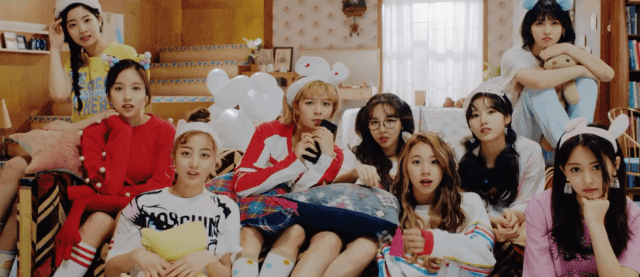 트와이스 'what is love'의 한 장면