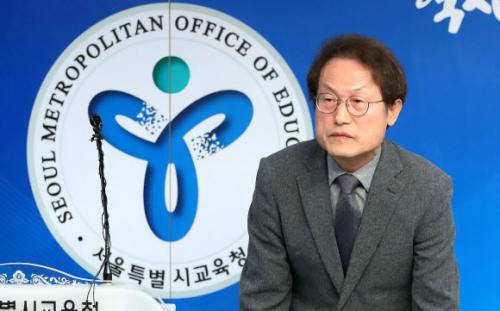 조희연 서울시교육감이 지난 5일 오후 서울시 종로구 서울시교육청에서 한국유치원총연합회(한유총)에 대해 "공익을 해치는 사실 행위가 있어 설립허가 취소 절차를 진행하기로 했다"고 밝히고 있다. 연합뉴스