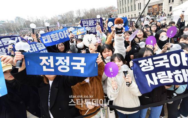 Fans who participated in the BTS fan event Run Ami in Action expressed their feelings.At 3 p.m. on the 10th, at Seoul Plaza in front of Seoul City Hall, BTS fan event, RUN ARMY in ACTION (Run Ami in Action) was held.Run Ami In Action is a fan event where BTS fan club ARMY (Ami) sees BTS performances together through a large screen and shares video messages.On this day, 10,000 amies gathered in front of the large screen in Seoul Square to make a phosphoric acid.Fans who did not get tickets due to the rapid sell-out stood at the fence around the event venue and enjoyed Run Armin Action together.I was not sorry because I had already announced it, said A, who said that he was not sorry that BTS did not come out.If BTS had appeared at this event, it could have been a disordered and injured person. I was happy to see it on the screen. Another fan, Mr. B (female, 20), also said, Even though BTS is not coming out, 10,000 people who like BTS have gathered. I felt that BTS has a great influence.It was a very different experience that there was a place for fans to gather together even though there was no singer. Meanwhile, Run Ami In Action is part of a fan event called ARMYPEDIA, which BTS started on the 22nd of last month.BTS will find 2080 QR codes distributed to Seoul, Los Angeles, New York, Paris, London, Tokyo and Hong Kong in seven cities around the world, and take pictures and quizzes.