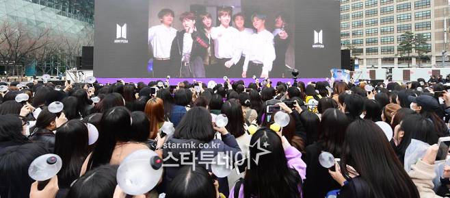 Fans who participated in the BTS fan event Run Ami in Action expressed their feelings.At 3 p.m. on the 10th, at Seoul Plaza in front of Seoul City Hall, BTS fan event, RUN ARMY in ACTION (Run Ami in Action) was held.Run Ami In Action is a fan event where BTS fan club ARMY (Ami) sees BTS performances together through a large screen and shares video messages.On this day, 10,000 amies gathered in front of the large screen in Seoul Square to make a phosphoric acid.Fans who did not get tickets due to the rapid sell-out stood at the fence around the event venue and enjoyed Run Armin Action together.I was not sorry because I had already announced it, said A, who said that he was not sorry that BTS did not come out.If BTS had appeared at this event, it could have been a disordered and injured person. I was happy to see it on the screen. Another fan, Mr. B (female, 20), also said, Even though BTS is not coming out, 10,000 people who like BTS have gathered. I felt that BTS has a great influence.It was a very different experience that there was a place for fans to gather together even though there was no singer. Meanwhile, Run Ami In Action is part of a fan event called ARMYPEDIA, which BTS started on the 22nd of last month.BTS will find 2080 QR codes distributed to Seoul, Los Angeles, New York, Paris, London, Tokyo and Hong Kong in seven cities around the world, and take pictures and quizzes.