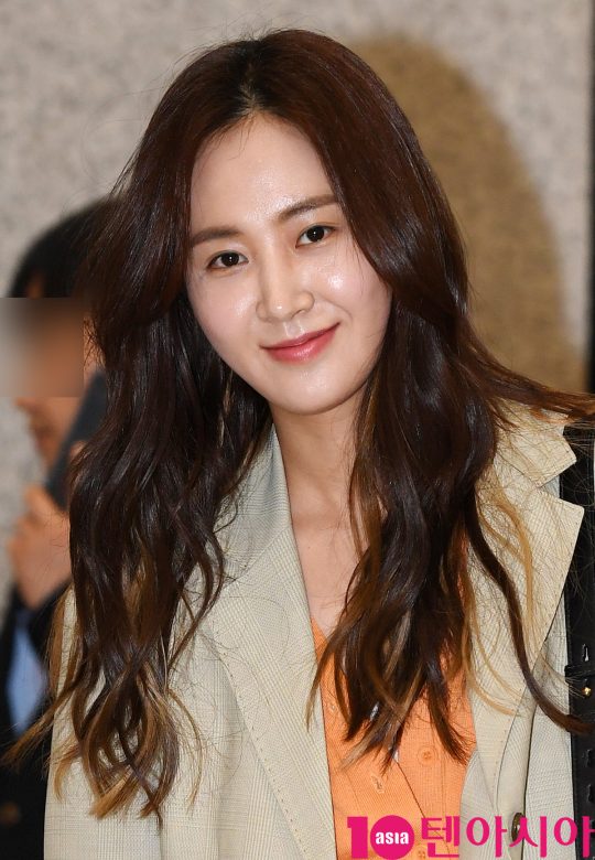 Girls Generation Kwon Yuri is showing off airport fashion by entering Incheon International Airport after completing YURI 1st Fanmeeting Tour INTO YURI in TAIPEI on the afternoon of the 11th.
