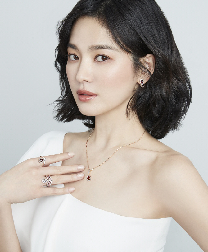 Jewelry brand Shomega has unveiled a campaign with Song Hye-kyo.Through this campaign, Shome expressed the elegant, enterprising and modern femininity that the brand pursues with Song Hye-kyo.On the other hand, Song Hye-kyo played the role of Cha Soo-hyun, the companys representative, in the recently finished TVN Boyfriend.